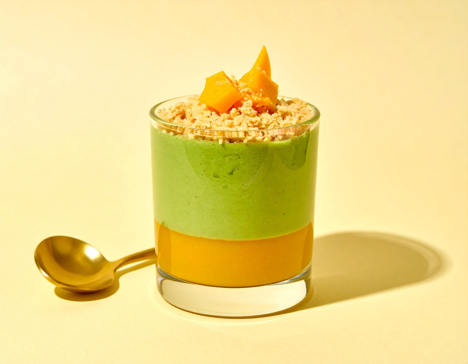Matcha Spice Schichtdessert mit Mango