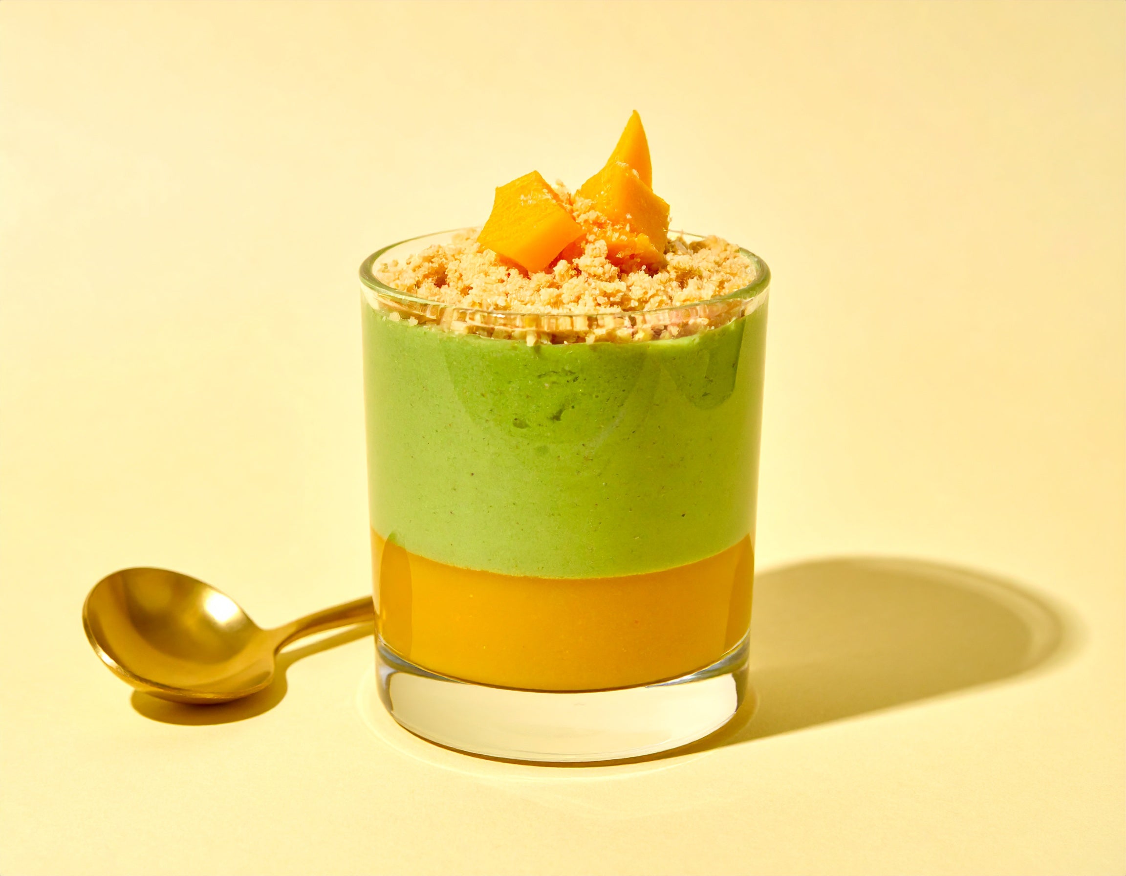 Matcha Spice Schichtdessert mit Mango