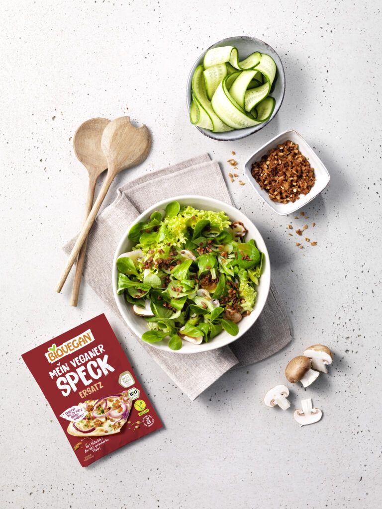 Herzhafter Salat mit veganem Speck